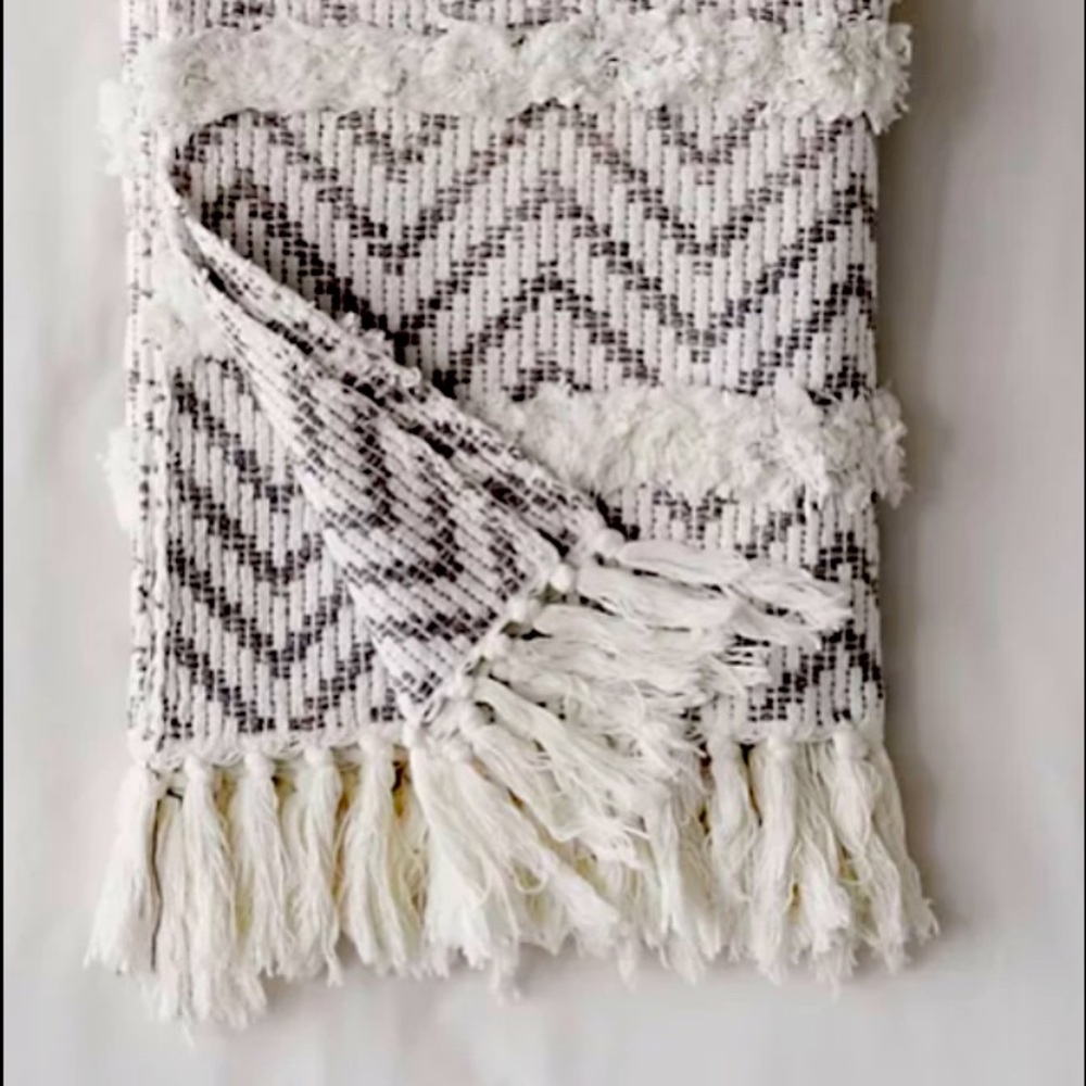Urban outfitters clara throw Ivory/gray. Limited edition